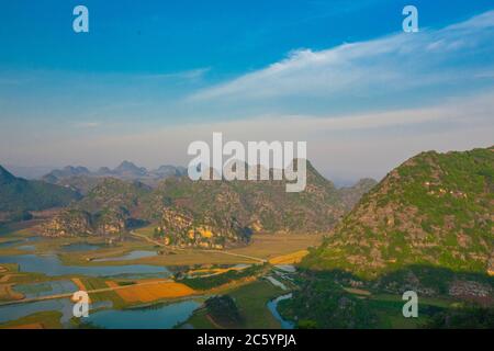 Puzhehei, typische Karstlandschaft in der Provinz Yunnan, bei Sonnenuntergang. Stockfoto