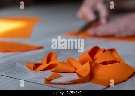 Nähen eines hausgemachten. Muster, Schere, Nähen. Schneiderin schneidet Kleid Detail auf den Skizzen Linien. Stockfoto