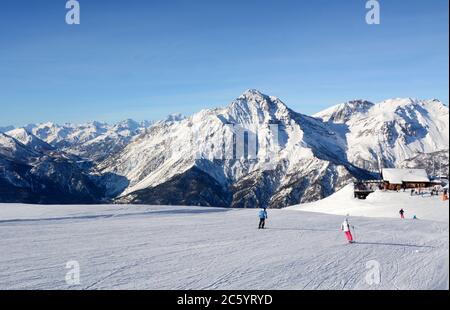 Skipiste in San Sicario mit vielen Skifahrern im Skigebiet Via Lattea engagiert. Stockfoto