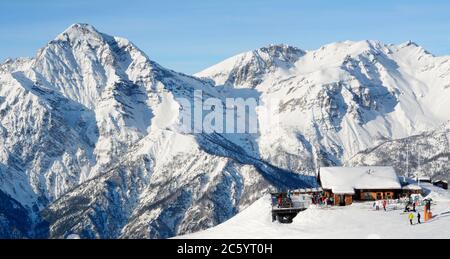 Skipiste in San Sicario mit vielen Skifahrern im Skigebiet Via Lattea engagiert. Stockfoto