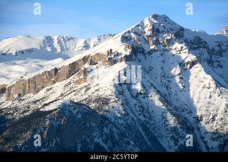 Mount Seguret ist hoch m. 2,926. Es ist ein Berg aus Dolomitenfelsen in den Cottischen Alpen. Es hat eine charakteristische pyramidenförmige Form und dominiert die Stadt Stockfoto