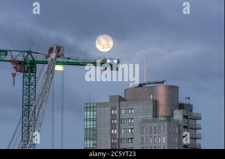 Cork City, Cork, Irland. Juli 2020. Ein Vollmond fällt hinter dem Elysian, Irlands zweitgrößtem Gebäude in Cork City, Cork Irland. - Credit; David Creedon / Alamy Live News Stockfoto