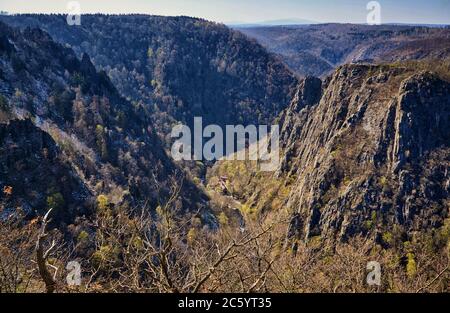 Blick von den Bergen mit Bäumen auf die Schlucht im Tal mit alten Häusern. Stockfoto