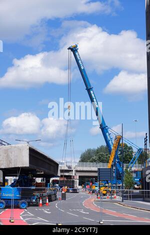 Sarens Krane, die zum Anheben von Brückenabschnitten vom Regent Street Flyover der A64M im Stadtzentrum von Leeds manipuliert wurden Stockfoto