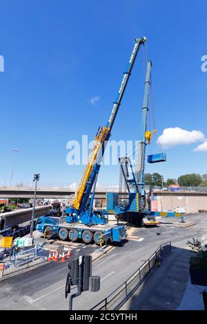 Sarens Krane, die zum Anheben von Brückenabschnitten vom Regent Street Flyover der A64M im Stadtzentrum von Leeds manipuliert wurden Stockfoto