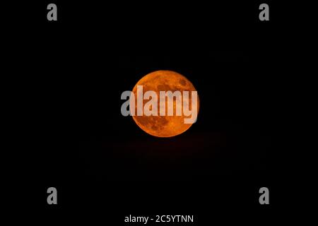 New York, Usa. Juli 2020. Vollmond, bekannt als Buck Moon, steigt in New York auf. Es ist auch bekannt als der Donnermond, Heumond oder der Wort Mond. (Foto von Lev Radin/Pacific Press) Quelle: Pacific Press Agency/Alamy Live News Stockfoto