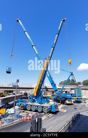 Sarens Krane, die zum Anheben von Brückenabschnitten vom Regent Street Flyover der A64M im Stadtzentrum von Leeds manipuliert wurden Stockfoto