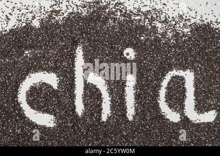 chia Wort aus Chia Samen auf weißem Hintergrund. Konzept der gesunden Ernährung. Super Essen. Stockfoto