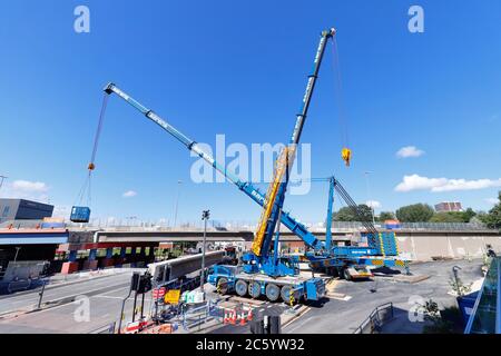 Sarens Krane, die zum Anheben von Brückenabschnitten vom Regent Street Flyover der A64M im Stadtzentrum von Leeds manipuliert wurden Stockfoto