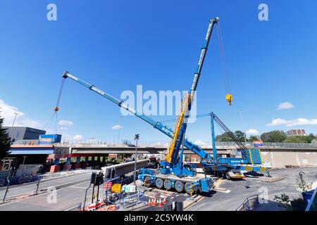 Sarens Krane, die zum Anheben von Brückenabschnitten vom Regent Street Flyover der A64M im Stadtzentrum von Leeds manipuliert wurden Stockfoto