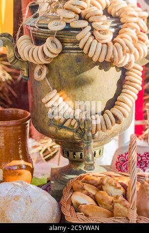 Traditionelle russische Zeremonie - Tee, Samowar, Bagels und kleine Kuchen Stockfoto