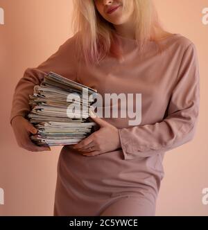 Portrait von smart gebildete Mädchen hält mehrfarbige Papierordner. Mädchen mit Copybooks in den Händen. Mädchen mit bunten Copybooks Stockfoto