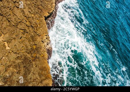 Blaue Meereswellen waschen den Felsen auf der Nahaufnahme Stockfoto