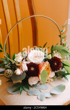 brautstrauß aus weißen und cremefarbenen Rosen, Ästen von Eukalyptusbaum, Scabiosa, burgunderrote Chrysantheme und süße Erbse mit Strohgriff Stockfoto