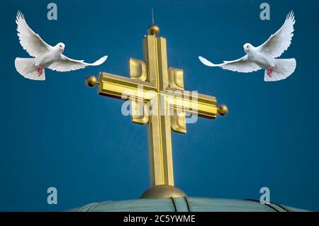 Zwei weiße Tauben im Flug um das goldene Kreuz auf der Kuppel des Tempels Stockfoto