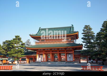 Der Blick auf den großen roten Eingang Haupttor (Otenmon) des Heian Jingu Schrein, die eine Reproduktion des Outenmon des alten Kaiserpalastes ist Stockfoto