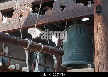 Bonsho (die buddhistische Glocke) hängt am Glockenturm mit dem Balken an Seilen im buddhistischen Tempel von Kyoto. Japan Stockfoto
