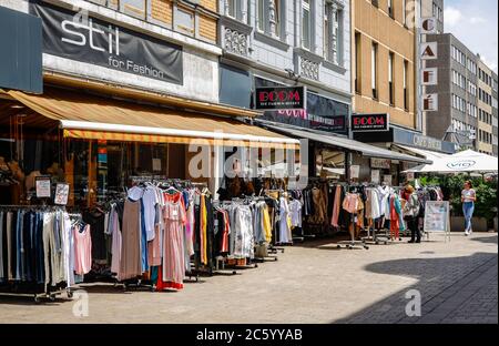 Oberhausen, Ruhrgebiet, Nordrhein-Westfalen, Deutschland - Passanten auf Marktstraße, Fußgängerzone und Einkaufsstraße. Oberhausen, Ruhrgebiet, Nord Stockfoto