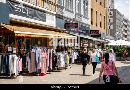 Oberhausen, Ruhrgebiet, Nordrhein-Westfalen, Deutschland - Passanten auf Marktstraße, Fußgängerzone und Einkaufsstraße. Oberhausen, Ruhrgebiet, Nord Stockfoto