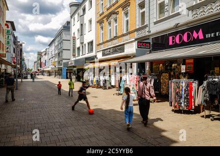 Oberhausen, Ruhrgebiet, Nordrhein-Westfalen, Deutschland - Passanten auf Marktstraße, Fußgängerzone und Einkaufsstraße. Oberhausen, Ruhrgebiet, Nord Stockfoto