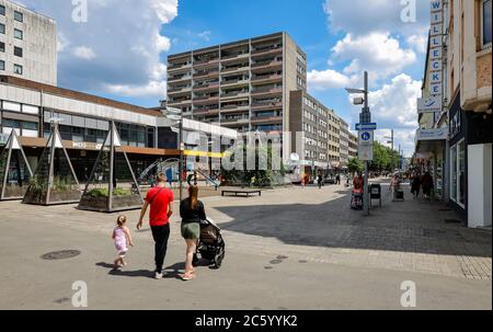 Oberhausen, Ruhrgebiet, Nordrhein-Westfalen, Deutschland - Passanten auf Marktstraße, Fußgängerzone und Einkaufsstraße. Oberhausen, Ruhrgebiet, Nord Stockfoto