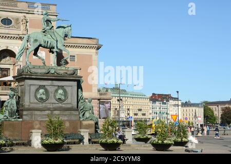 Der prächtige Palast der Schwedischen Königlichen Oper auf dem Gustaf Adolfs Platz mit Reiterdenkmal des Königs von Schweden Stockfoto