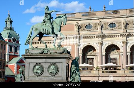 Der prächtige Palast der Schwedischen Königlichen Oper auf dem Gustaf Adolfs Platz mit Reiterdenkmal des Königs von Schweden Stockfoto