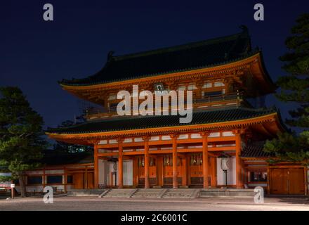 Der Blick auf den großen roten Eingang Haupttor (Otenmon) des Heian Jingu Schrein in der Nacht. Kyoto. Japan Stockfoto