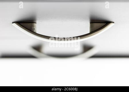 Close-up Blick von oben auf die Schubladen. Zeile schwarz Schubladen mit gewölbten Griffen aus der Perspektive von oben. Stockfoto