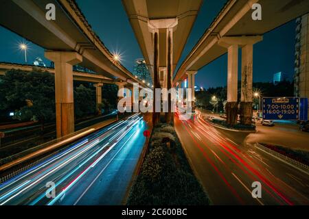 Nachtansicht des Verkehrs unter Yan'an erhöhte Straße, im Zentrum von Shanghai, China. Stockfoto