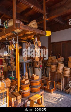 Der Laden im Edo Tokyo Architecture Museum hat einen Innenblick, der größtenteils aus Holz besteht. Stockfoto