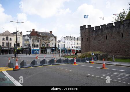 CARDIFF, VEREINIGTES KÖNIGREICH - JULI 05: Soziale Distanzierungsmaßnahmen und Straßensperren auf der Castle Street, die während des Coronavirus zur Fußgängerzone erklärt wurde Stockfoto