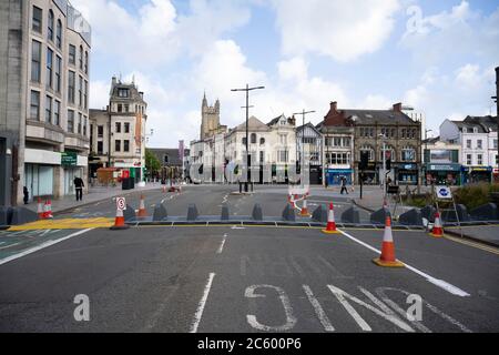 CARDIFF, VEREINIGTES KÖNIGREICH - JULI 05: Soziale Distanzierungsmaßnahmen und Straßensperren auf der Castle Street, die während des Coronavirus zur Fußgängerzone erklärt wurde Stockfoto