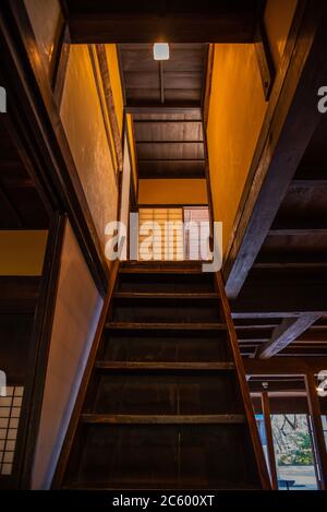 Der Laden im Edo Tokyo Architecture Museum hat einen Innenblick, der größtenteils aus Holz besteht. Stockfoto