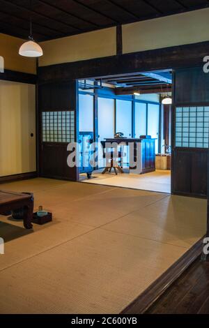 Der Laden im edo tokyo Architekturmuseum hat Innenräume, meist aus Holz. Stockfoto