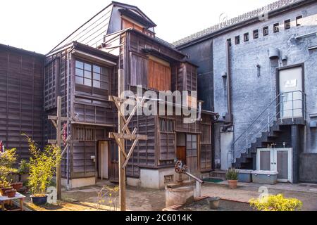 Sie können Holzgebäude und Mauerwerke im Shop des Edo Tokyo Museum of Architecture sehen. Stockfoto