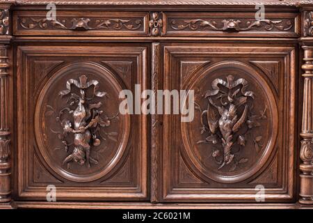 Teil des alten Sideboard als Beispiel für schöne Holzschnitzereien Hintergrund. Stockfoto