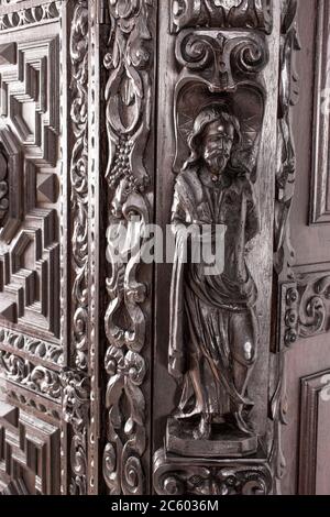 Teil der alten Garderobe als Beispiel für schöne Holzschnitzereien Hintergrund. Stockfoto