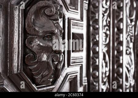 Teil der alten Garderobe als Beispiel für schöne Holzschnitzereien Hintergrund. Stockfoto