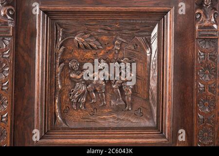 Teil des alten Sideboard als Beispiel für schöne Holzschnitzereien Hintergrund. Stockfoto