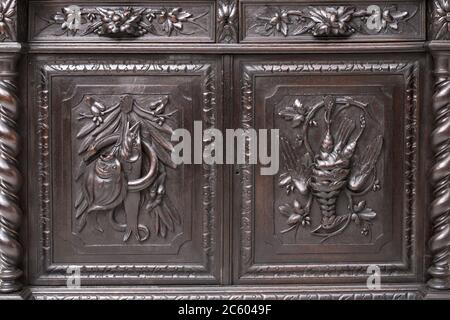 Teil der alten Garderobe als Beispiel für schöne Holzschnitzereien Hintergrund. Stockfoto