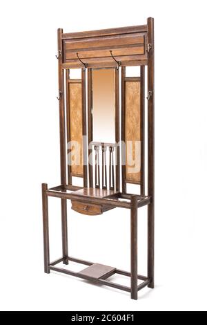 Antike Garderobe mit Spiegel und Schublade auf weißem Hintergrund. Stockfoto