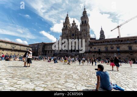 Pilger und Touristen auf der Plaza del Obradoiro. Santiago de Compostela. Spanien Stockfoto