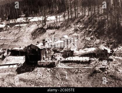 AP-47 Thunderbolt der 12. Luftwaffe der US-Armee fliegt tief über die zerbröckelten Ruinen von Hitlers Rückzug in Berchtesgaden, Deutschland, auf Ma Stockfoto