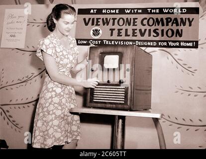 Retro-Foto des neuen 5×7-Bildes des Fernsehgeräts für 100 US-Dollar, als sie am 24. August bei der ersten öffentlichen Nachkriegsshowing in einem New Yorker Kaufhaus einstimmt Stockfoto