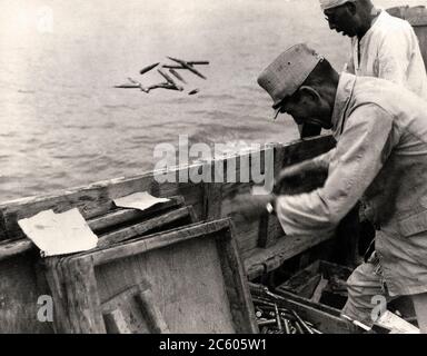 Japanische Munition, die am 21. September 1945 ins Meer geworfen wurde. Während der US-Besetzung, fast alle der japanischen Kriegsindustrie und existierende Stockfoto