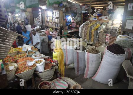 Dar Es Salaam. Juli 2020. Menschen kaufen auf einem Markt in dar es Salaam, Tansania, 4. Juli 2020. Die tansanische Regierung hat eine Reihe von Beschränkungen für soziale und wirtschaftliche Aktivitäten aufgehoben, um Arbeit und normales Leben wieder aufzunehmen. Quelle: Xinhua/Alamy Live News Stockfoto