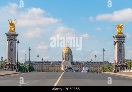 Frankreich. Sonniger Sommertag in Paris und Fassade der Esplanade Invalides. Autos und Menschen auf der Brücke von Alexander III Stockfoto