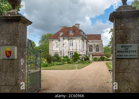 Eintritt zum Palast des Bischofs von Winchester, Hampshire, Großbritannien Stockfoto