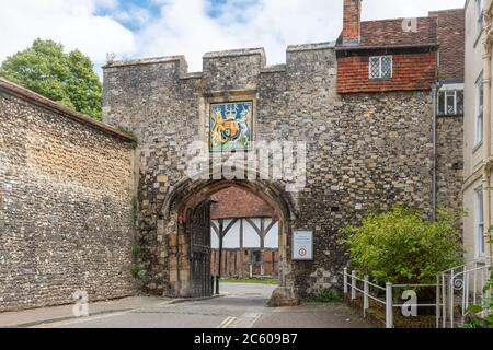 Eingangstor zur Winchester Cathedral mit Wappen von Queen Elizabeth II, Hampshire, Großbritannien Stockfoto